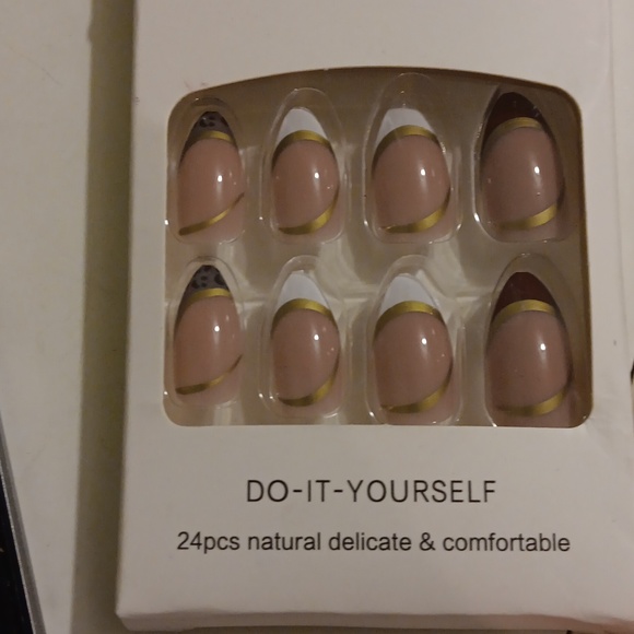 NWT Do it yourself Nails, 24 pcs black/white french manicure w gold strips - Picture 2 of 5